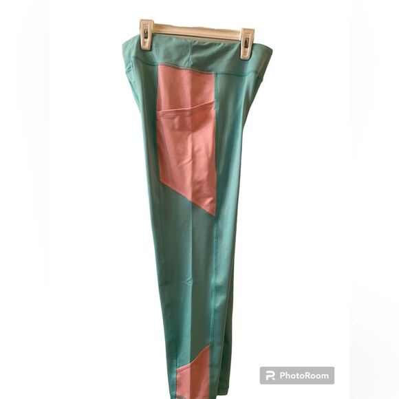 tek gear Pants - NWT Athletic Leggings Capri Tag Says XXL, More Like L     Stretch Fabric
